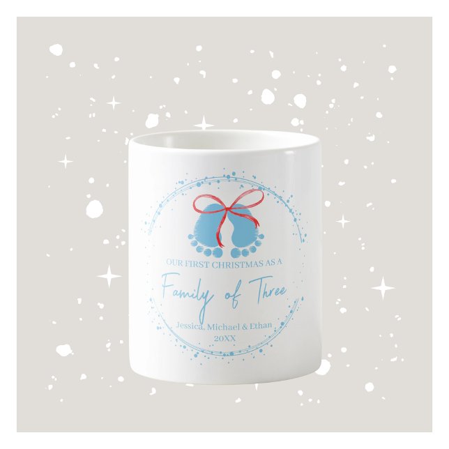 Caneca De Café Primeira Cama da Família de Natal - Azul (Personalized First Christmas Family Mug - Blue)