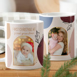 Caneca De Café Primeiro Natal como Foto de Arch Dourada Personali<br><div class="desc">A caneca de fotos da Tendy para o seu Primeiro Natal como avó excelente, mãe, tia ou quem quiser. Suas fotos são enquadradas com arcos dourados, formas orgânicas tendenciosas e folhas holly esboçadas em preto e ouro. A design tem uma paleta de cor neutra e terrestre de pincel, tijolo, amarelo...</div>