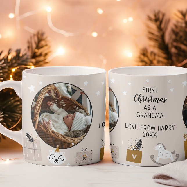 Caneca De Café Primeiro Natal como uma Vovó Beige Yellow Photo (Criador carregado)