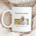 Caneca De Café Primeiro Natal Simples como Foto do Novo Vovô Bebê<br><div class="desc">Qualquer novo avô vai adorar receber esta caneca personalizada de café fotográfico como presente nesta temporada de festas. Todo texto pode ser personalizado com qualquer texto de sua escolha, incluindo mudar "Avô" para "Papa" ou "Avô" ou qualquer nome de sua escolha. Adicione uma foto do novo avô e do seu...</div>