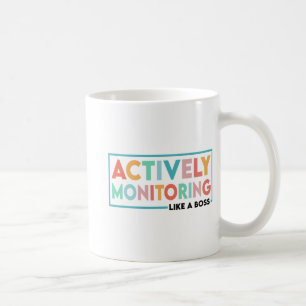 Caneca De Café Professor de Dia de Teste Monitorando Ativamente C