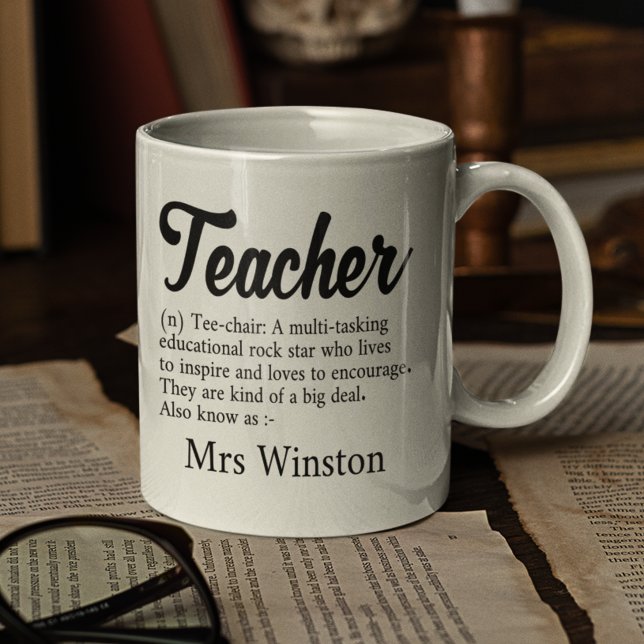 Caneca De Café Professora Com Nome Fim Do Ano De Termo Obrigado (Teacher Thank you mug with a definition and teacher name printed on black on a white coffee mug.)