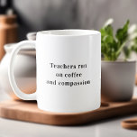 Caneca De Café Professores Correm Em Coffee Quote<br><div class="desc">**Apresentando a nossa "Professores Correm no Café e Compaixão" Mug: Honrando Educadores** Comemora a dedicação e o coração dos professores com nossa "Professores Correm no Café e Compaixão" Mug. Esta caneca cuidadosamente desenhada não só segura a sua pitada favorita, como também serve como um tributo aos educadores que despejam a...</div>