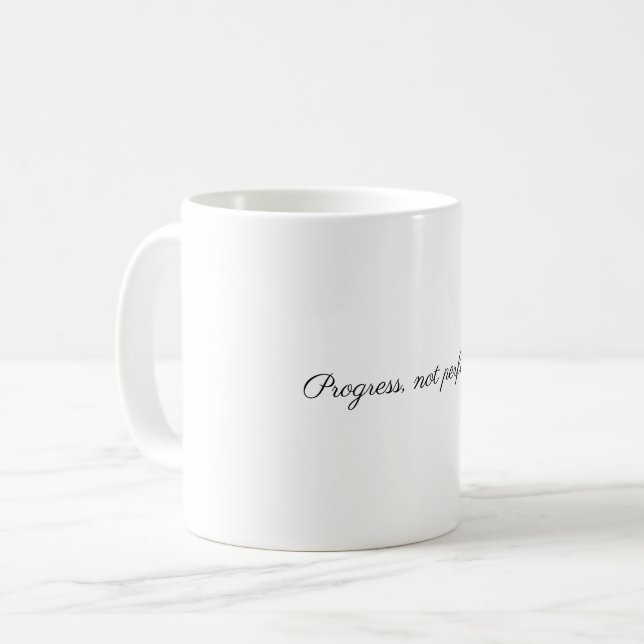 Caneca De Café "Progress, Not Perfection" Elegant Quote in Black  (Frente Esquerda)