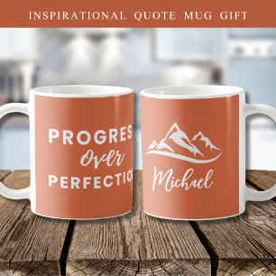 Caneca De Café Progresso no Nome da Cotação de Perfeição Terracot