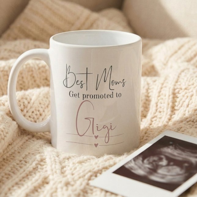 Caneca De Café Promovido para Anúncio de Gravidez de Presente Gig (Best moms get promoted to Gigi mug)