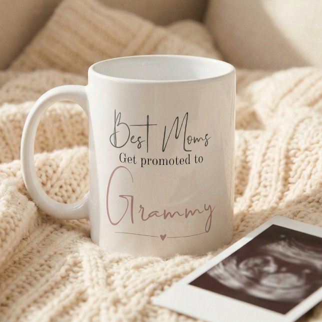 Caneca De Café Promovido para Anúncio de Gravidez de Presente Gra (Best moms get promoted to Grammy mug)