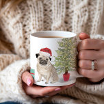 Caneca De Café Pug 1rua Natal Personalizado<br><div class="desc">Façam este feriado especial com esta adorável caneca de Natal de 1rua! Com um belo cãozinho de aquarela balançando um chapéu de Papai Noel,  é perfeito para celebrar um primeiro Natal de estilo.</div>