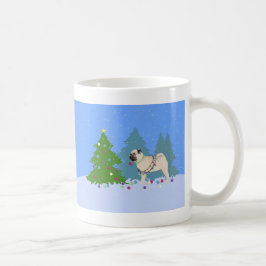 Caneca De Café Pug decorando uma Árvore de Natal na floresta