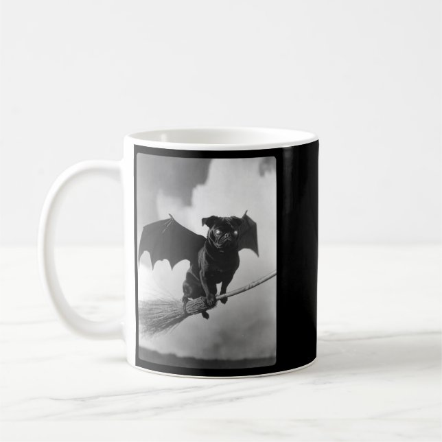 Caneca De Café Pug Gótico com Bruxa de Asas de Morcego Vassoura A (Esquerda)