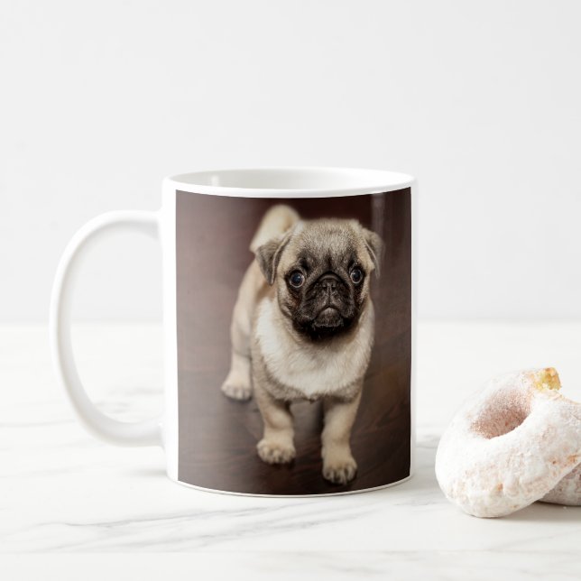 Caneca De Café Pug Puppy no chão de madeira polida (Com Donut)