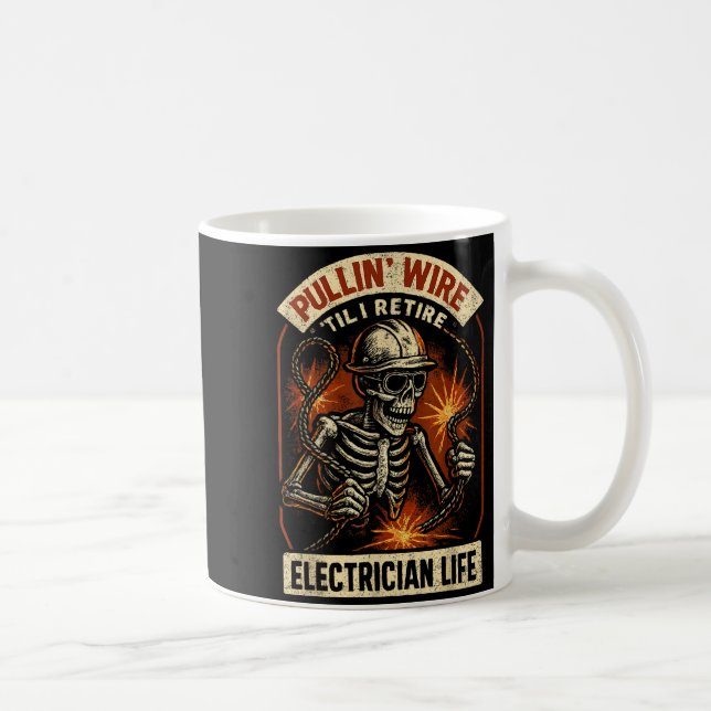 Caneca De Café Pullin Wire Til I Retire Funny Electrician Lineman (Direita)