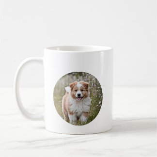 Caneca De Café Puppy em um campo de flores