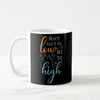Caneca De Café Quando Eles Estiverem Baixo, Nós Fazemos Alta Cota