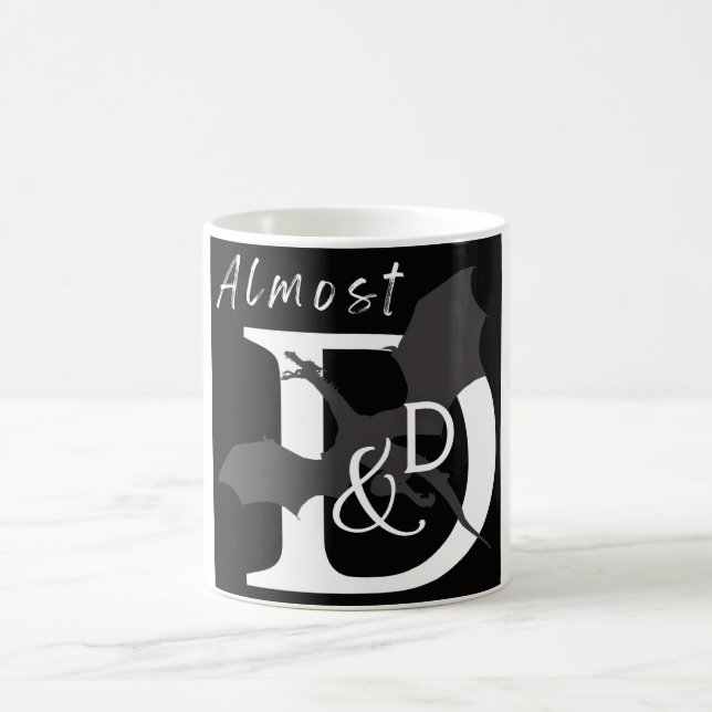 Caneca De Café Quase D&D Mug (fundo preto) (Centro)