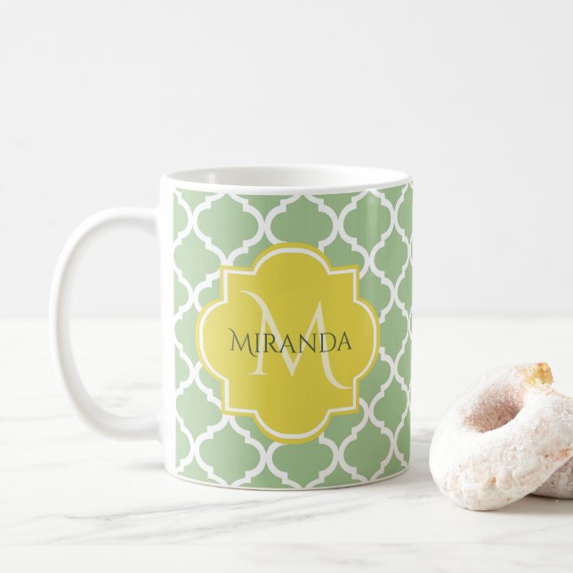 Caneca De Café Quatrefoil Verde Chic Pastel Nome Amarelo Monogram (Com Donut)