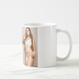 Caneca de café quente da menina do pinup do