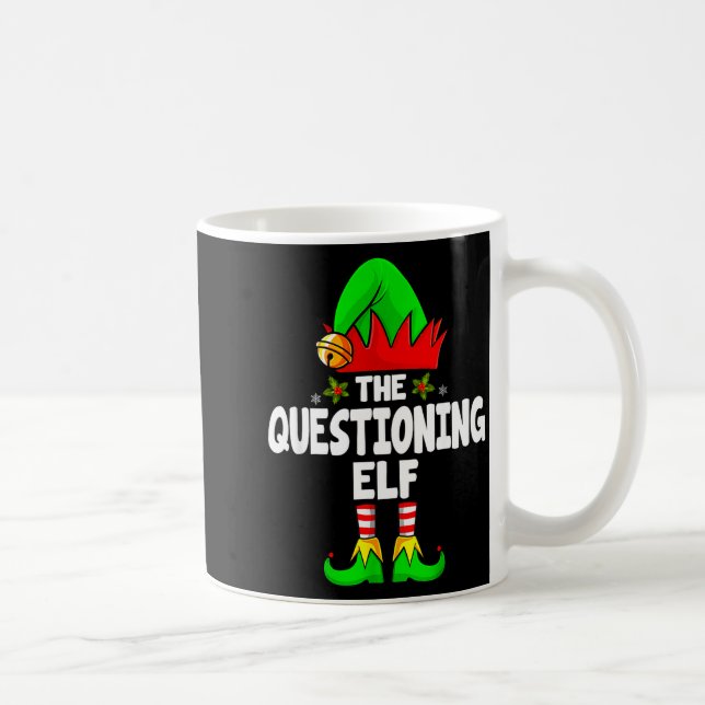 Caneca De Café Questioning Elf Group Christmas Funny Pajama Party (Direita)