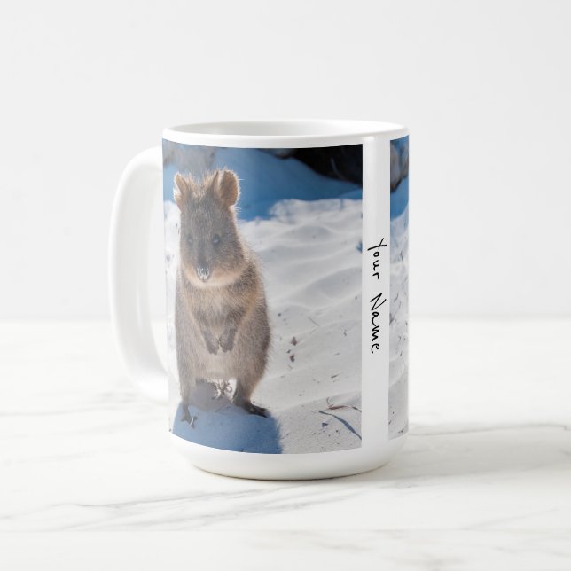 Caneca De Café Quokka personalizada e feliz na praia (Frente Esquerda)