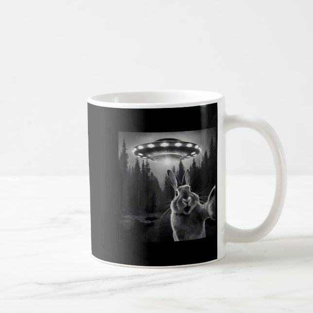 Caneca De Café Rabbit Selfie With Ufo - Funny Bunny Graphic Alien (Direita)