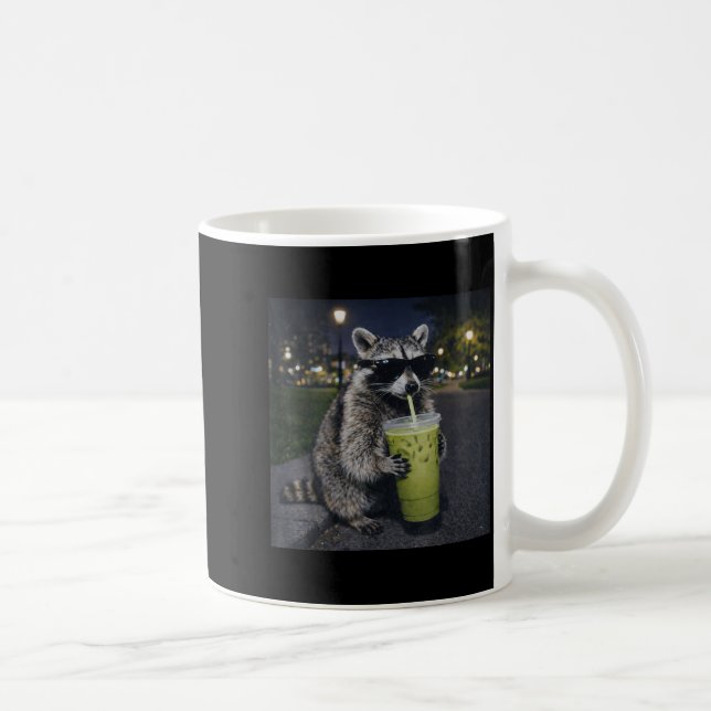 Caneca De Café Raccoon drinking iced matcha latte funny animal (Direita)