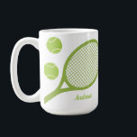 Caneca De Café Racket de Tênis Verde Moderno Personalizado<br><div class="desc">Substitua pelo seu nome personalizado. Tênis minimalista com design a verde. Bolas de tênis verde e presentes temáticos de design de raquete para um tênis. Um presente personalizado de caneca tênis para ele.</div>