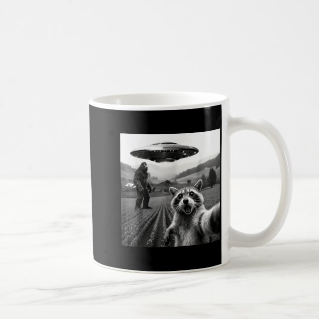Caneca De Café Racoon Bigfoot Selfie Ufo Funny Racoon Alien Bigfo (Direita)