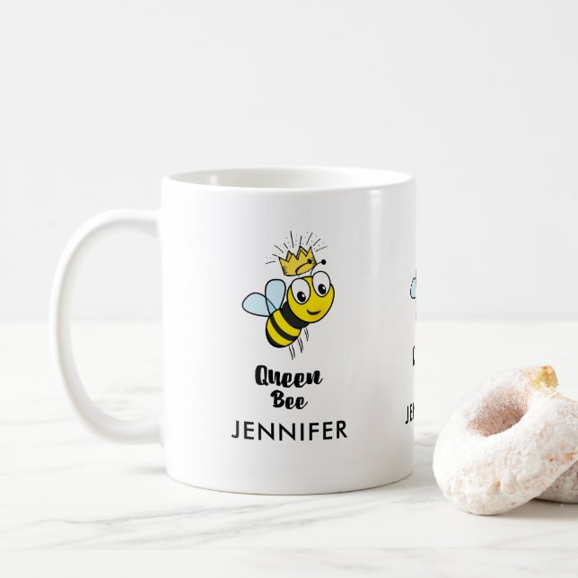 Caneca De Café Rainha Bee Vestindo um costume popular (Com Donut)
