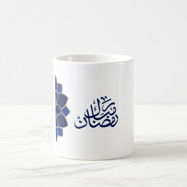 Caneca De Café Ramadan Mubarak em cor azul árabe (Centro)