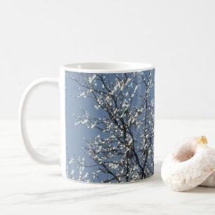 Caneca De Café Ramos Gelados no Céu Azul de Inverno