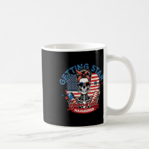 Caneca De Café Recebendo Martelado Estrelado Esqueleto Americano