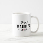 Caneca De Café Recem casados Est 2025 Casais De Casamento De Lua<br><div class="desc">Recem casados Est 2025 Aniversário dos Casais de Casamento na Lua de Honra</div>