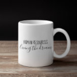Caneca De Café Recursos Humanos HR Vivendo no Escritório de Humor<br><div class="desc">Este design foi criado através da arte digital. Pode ser personalizado na área fornecer ou personalizar escolhendo o clique para personalizar mais opções e alterando o nome, as iniciais ou as palavras. Você também pode alterar a cor e o estilo do texto ou excluir o texto de um design de...</div>