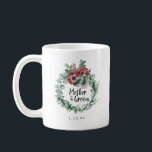 Caneca De Café Red Floral Eucalyptus Mãe do Groom<br><div class="desc">O design botânico de inverno apresenta uma coroa de Boho eucalipto com anêmonas vermelhas de burgundy. Bride Maid está escrito no centro. Sua data de casamento abaixo. Também estão disponíveis para a noiva, para a madrinha de casamento, mãe da noiva e da florista. Comprar um para cada membro do partido...</div>