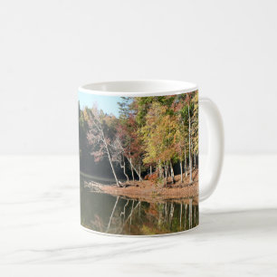 Caneca De Café Reflexão do Lago de Folhas Laranja e Céus Azuis