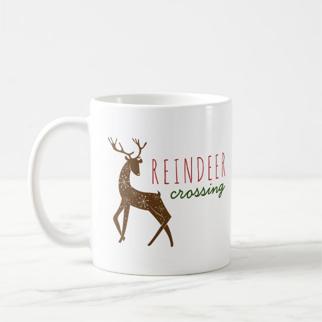Caneca De Café Reindeer & Snowflakes Reindeer atravessando o Nata (Esquerda)