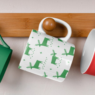 Caneca De Café renas de Natal. Padrão florestal verde