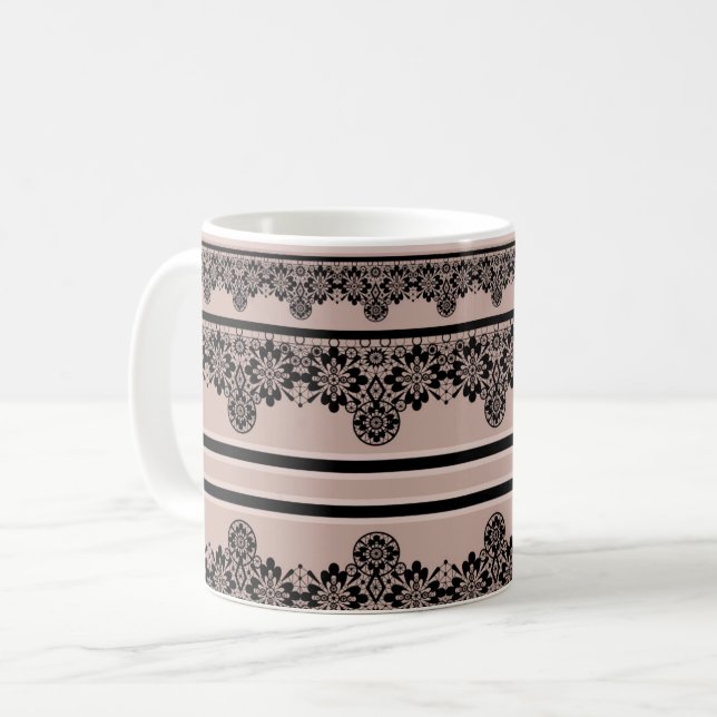 Caneca De Café Renda preta, trabalho aberto, fundo marrom, bege,  (Frente Esquerda)
