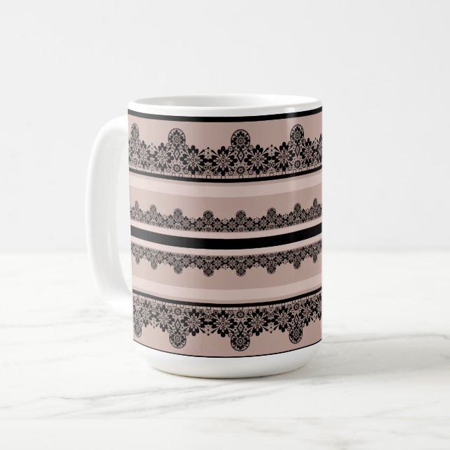 Caneca De Café Renda preta, trabalho aberto, fundo marrom, bege,  (Frente Esquerda)