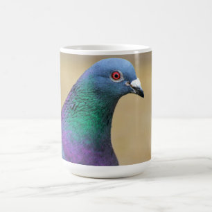 Caneca De Café retrato de pombo com pena colorida para fotografia