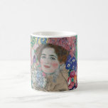 Caneca De Café Retrato póstumo de Ria Munk por Gustav Klimt<br><div class="desc">O retrato póstumo de Ria Munk (1918) de Gustav Klimt é uma pintura de retrato de arte vitoriana do simbolismo vitoriano. A jovem no retrato é Maria Munk que se suicidou em 28 de dezembro de 1911, depois que a escritora Hanns Heinz Ewer cancelou seu noivado. Enquanto trabalhava nesse retrato,...</div>