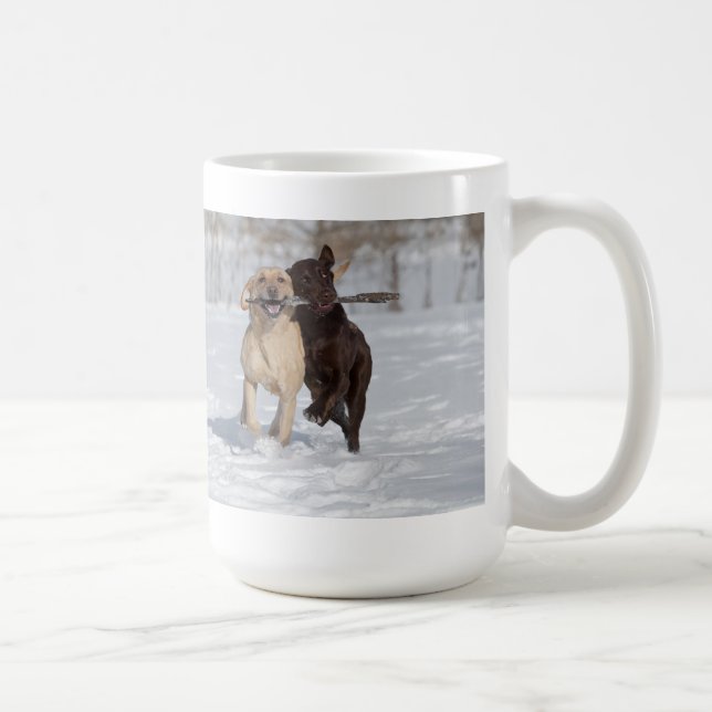 Caneca De Café Retrievers de Labrador que jogam na neve (Direita)