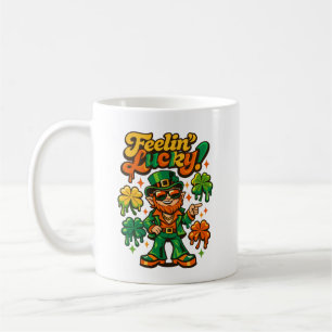 Caneca De Café Retro Anos 70 Groovy Leprechaun Vibrações de Sorte
