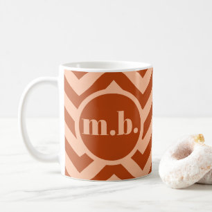 Caneca De Café Retro Chevron Peach Fuzz e Terracota Monograma