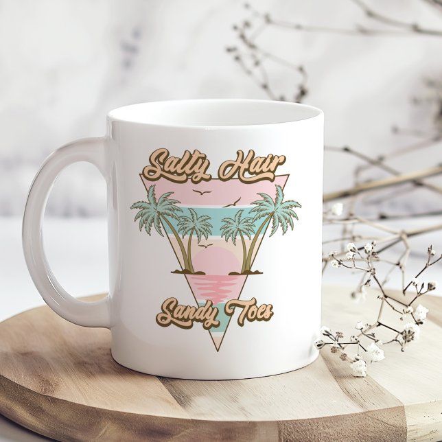 Caneca De Café Retro "Salty Hair Sandy Toes" Praia Verão (Retro "Salty Hair Sandy Toes" Beach Summer Coffee Mug on a sunny boho wooden kitchen table)