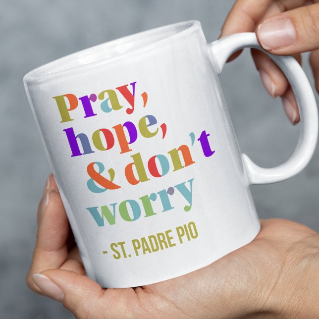Caneca De Café Reze Esperança Não se preocupe com a Padre Pio Cit (St. Padre Pio's advice is elegantly presented in a vibrant and retro-inspired typography, )