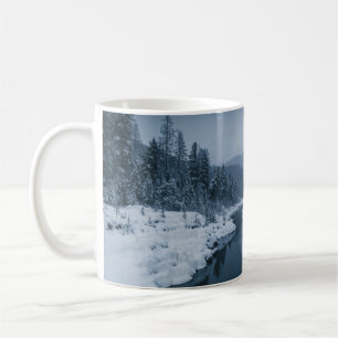 CANECA DE CAFÉ RIO ARREDONDADO PELO CAMPO COBERTO PELA NEVE COM P
