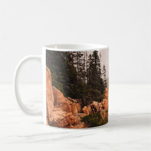 Caneca De Café Rochas e árvores na margem do Maine em Acadia N