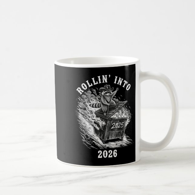 Caneca De Café Rollin Into 2026 Raccoon Funny Dumpster Fire 2025  (Direita)