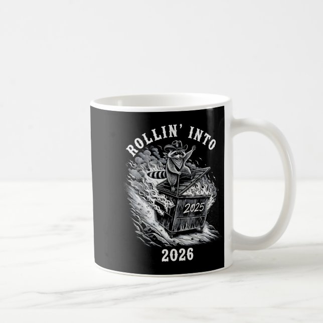 Caneca De Café Rollin Into 2026 Raccoon Funny Dumpster Fire 2025  (Direita)
